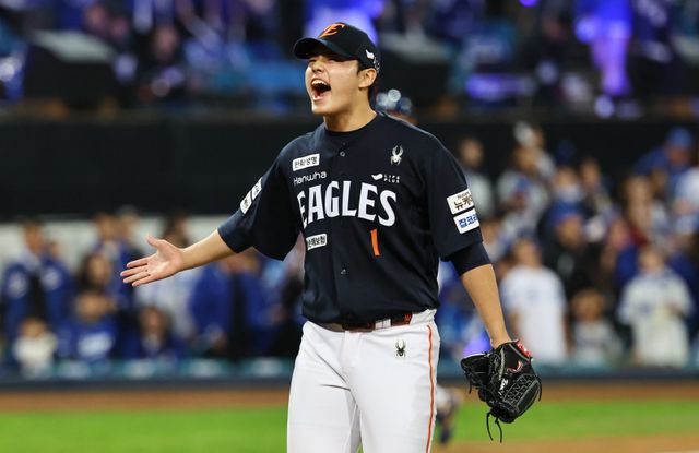 한화 문동주는 21일 대구 삼성과 PO 3차전에 구원등판해 3이닝을 2안타 1볼넷 4탈삼진 무실점으로 봉쇄하며 팀의 5-4 승리를 이끌었다. 7회말 2사 2·3루 위기를 넘긴 뒤 포효하는 문동주. 대구｜뉴시스