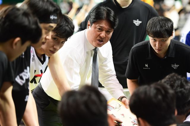 KT는 21일 원주 DB와 원정경기서 84-81로 승리하며 공동 2위로 올라섰다. 하지만 4쿼터 시작과 함께 안고 있던 14점 차의 리드가 따라잡히는 등 경기 후반 불안했다. 사진제공｜KBL