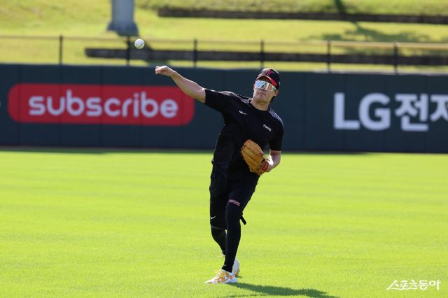 LG 임찬규가 이천 LG챔피언스파크에서 열린 한국시리즈 대비 합숙 훈련 도중 캐치볼로 몸을 풀고 있다. 사진제공｜LG 트윈스
