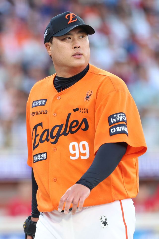 류현진은 21일 삼성과 PO 3차전에 선발등판하며 2007년 두산과 PO 이후 18년만에 KBO리그 가을야구 무대에 오르게 됐다. 당시 삼성 선수였던 박진만 삼성 감독은 “류현진은 구위도, 제구력도 뛰어난 투수였다”고 돌아봤다. 7월 26일 SSG전에서 마운드에 오른 류현진. 뉴시스