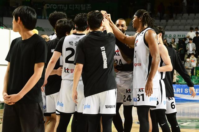 KT는 21일 원주 DB와 원정경기서 84-81로 승리하며 공동 2위로 올라섰다. 하지만 4쿼터 시작과 함께 안고 있던 14점 차의 리드가 따라잡히는 등 경기 후반 불안했다. 사진제공｜KBL