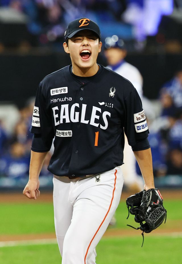한화 문동주는 21일 대구 삼성과 PO 3차전에 구원등판해 3이닝을 2안타 1볼넷 4탈삼진 무실점으로 봉쇄하며 팀의 5-4 승리를 이끌었다. 7회말 2사 2·3루 위기를 넘긴 뒤 포효하는 문동주. 대구｜뉴시스