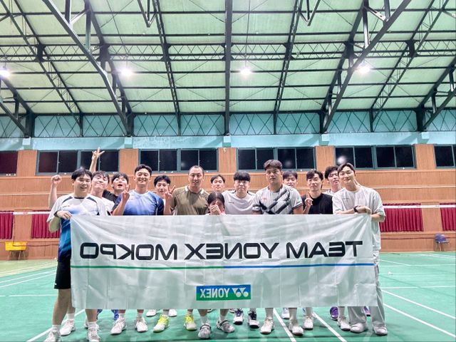 배드민턴은 생활체육의 저변확대를 단적으로 보여주는 종목이다. 생활체육 동호인이&nbsp;2022년 568명에서 올해 1만2115명으로 급증했고,&nbsp;같은 기간&nbsp;스포츠클럽 역시 32개에서 1273개로 늘어났다. 접근성이 좋고 건강 증진에 도움이 된다는 사실이 저변확대에 큰 도움이 됐다. 사진은 회원 40명의 규모로 5년째 운영 중인 목포스포츠배드민턴클럽에서 활동하는 동호인들. 사진제공│신성민 목포스포츠배드민턴클럽&nbsp;감독