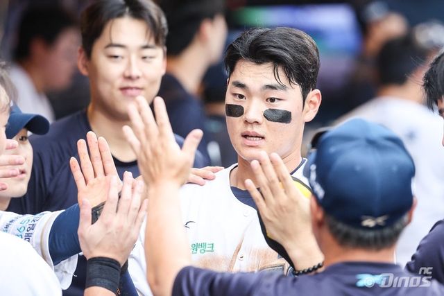 NC 김주원(가운데)은 2025시즌 잠재력을 터트리는 데 성공했다. 이호준 감독은 김주원이 몇 년 안에 한국을 대표하는 유격수로 성장할 것으로 기대했다. 사진제공｜NC 다이노스
