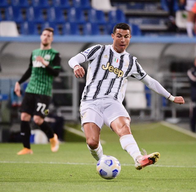 글로벌 스포츠 매체 ‘디 애슬레틱’은 22일(한국시간) “호날두는 유벤투스 시절 약 2000만 유로(약 332억 원)의 미지급 임금을 요구하며, 이자를 포함해 전액을 돌려받기 위한 소송을 이어가고 있다. 구단은 이미 절반을 지급했지만 그는 물러서지 않았다”고 밝혔다. 신화뉴시스