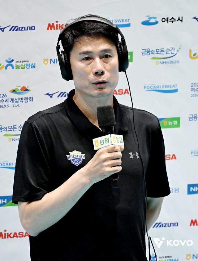 강성형 현대건설 감독은 22일 인천삼산월드체육관에서 열릴 흥국생명과 V리그 여자부 시즌 개막전을 앞두고 긴장감을 드러내면서도 호락호락 물러서지 않겠다는 의지를 분명히 했다. 사진제공｜KOVO