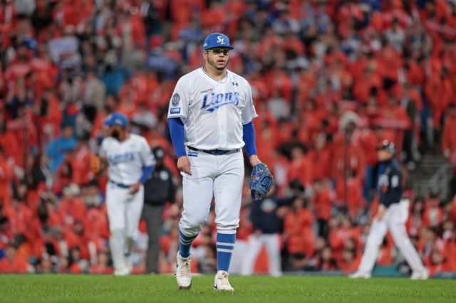 삼성 아리엘 후라도가 21일 대구삼성라이온즈파크에서 열린 ‘2025 신한 SOL 뱅크 KBO PS’ 한화와 PO 3차전에 선발등판해 이닝을 마무리한 뒤 마운드를 내려가는 모습. 사진제공｜삼성 라이온즈