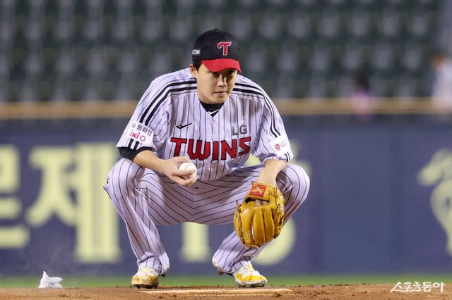 LG 임찬규가 22일 잠실구장에서 열린 한국시리즈 대비 청백전을 앞두고 투구를 준비하고 있다. 사진제공｜LG 트윈스