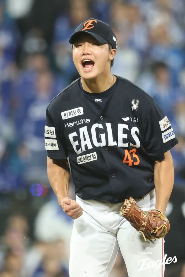 한화 정우주가 22일 대구삼성라이온즈파크에서 열린 ‘2025 신한 SOL 뱅크 KBO 포스트시즌(PS)’ 삼성과 PO 4차전에 선발등판해 이닝을 무실점으로 마무리한 뒤 포효하고 있다. 사진제공｜한화 이글스