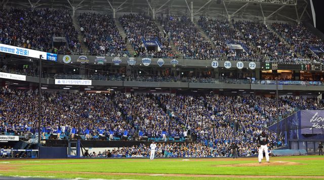 22일 대구 한화-삼성의 PO 4차전 입장권 2만3680장이 모두 매진됐다. 2023년 LG-KT의 KS 1차전부터 31연속경기 매진 행진이 이어졌다. PO 3차전이 열린 21일 대구삼성라이온즈파크에 가득 들어찬 팬들. 뉴시스