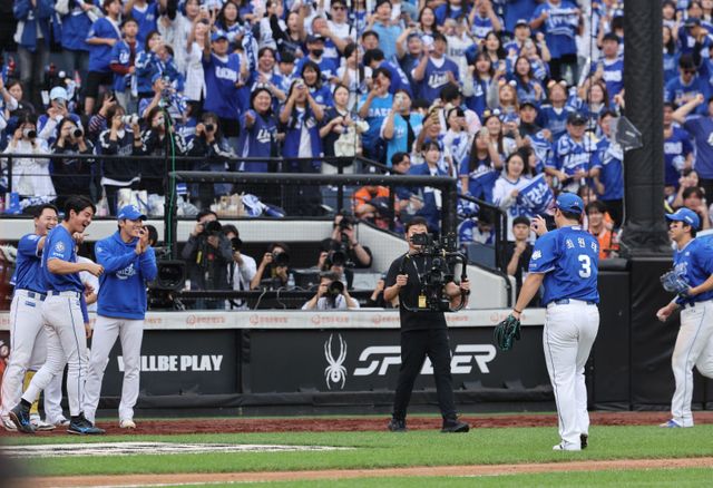 삼성 최원태는 올해 PS를 통해 ‘가을 사나이’로 거듭났다. PS 2경기에 선발등판해 13이닝 1실점의 호투를 펼치며 2승을 수확한 그의 표정은 자신감으로 가득하다. 19일 한화와 PO 2차전에서 7회를 마친 뒤 팬들의 기립박수를 받으며 덕아웃으로 향하는 최원태. 뉴시스