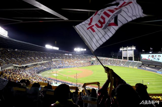 LG가 22일 잠실구장에서 한국시리즈 대비 청백전을 치렀다. 잠실구장에는 2만1843명의 LG 팬들이 관중석을 가득 메웠다. 사진제공｜LG 트윈스