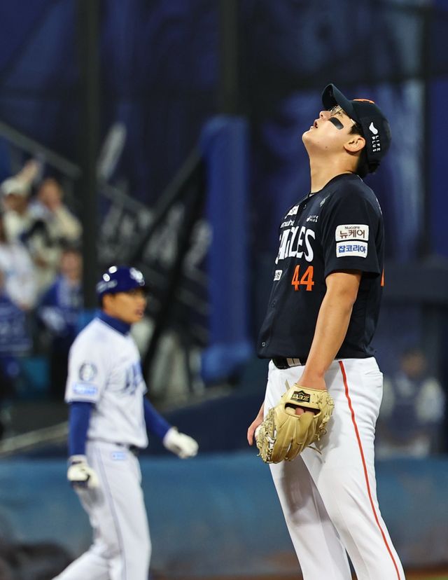 한화 김서현이 22일 대구삼성라이온즈파크에서 열린 ‘2025 신한 SOL 뱅크 KBO PS’ 삼성과 PO 4차전에 등판해 볼넷으로 주자를 내보낸 뒤 아쉬운 듯 하늘을 바라보고 있다. 이날 김서현은 6회말 1사 1·3루 위기에서 김영웅에게 3점홈런을 맞는 등 0.2이닝 2실점을 기록했다. 대구｜뉴시스
