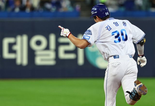 삼성 김영웅이 22일 대구삼성라이온즈파크에서 열린 한화와&nbsp;‘2025 신한 SOL 뱅크 KBO PS’ PO 4차전서 4타수 3안타 2홈런 6타점의 맹타를 휘두르며 팀의 7-4 승리를 이끌었다. 7회말 역전 홈런을 쳐낸 뒤 그라운드를 돌고 있는 김영웅. 대구｜뉴시스