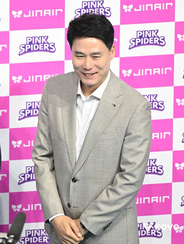 강성형 현대건설 감독이 22일 인천삼산월드체육관에서 열린 V리그 여자부 흥국생명전을 앞두고 환하게 웃고 있다. 사진제공｜KOVO