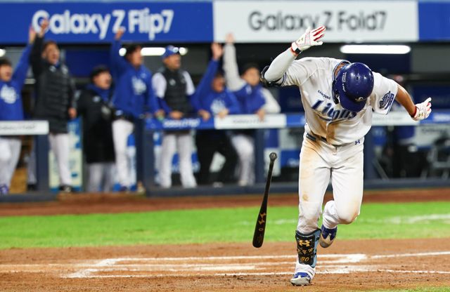 삼성 김영웅이 PO 3차전에 이어 4차전에서도 결정적 3점홈런을 폭발하며 파워를 입증했다. 22일 대구 한화와 PO 4차전 6회말 동점 3점홈런을 발사한 뒤 기뻐하는 김영웅. 대구｜뉴시스
