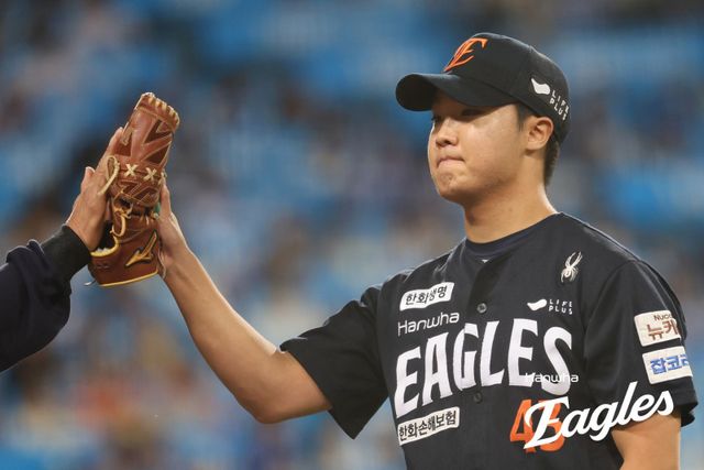 한화 정우주가 22일 대구삼성라이온즈파크에서 열린 ‘2025 신한 SOL 뱅크 KBO 포스트시즌(PS)’ 삼성과 PO 4차전에서 이닝을 마무리한 뒤 덕아웃으로 들어가며 동료들의 응원을 받고 있다. 사진제공｜한화 이글스