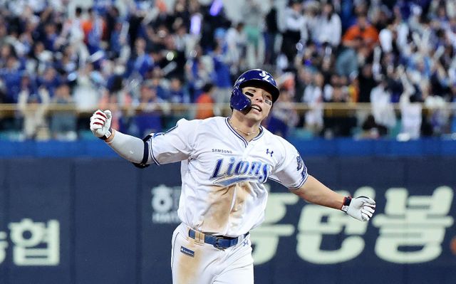 삼성 김영웅이 22일 대구삼성라이온즈파크에서 열린 한화와&nbsp;‘2025 신한 SOL 뱅크 KBO PS’ PO 4차전서 4타수 3안타 2홈런 6타점의 맹타를 휘두르며 팀의 7-4 승리를 이끌었다. 6회말 동점 홈런을 쳐낸 뒤 환호하며 그라운드를 돌고 있는 김영웅. 대구｜뉴시스