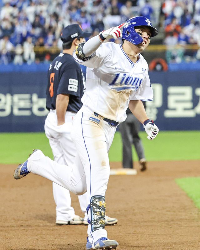 삼성 김영웅이 22일 대구삼성라이온즈파크에서 열린 한화와 ‘2025 신한 SOL 뱅크 KBO PS’ PO 4차전서 4타수 3안타 2홈런 6타점의 맹타를 휘두르며 팀의 7-4 승리를 이끌었다. 7회말 역전 홈런을 쳐낸 뒤 그라운드를 돌고 있는 김영웅. 대구｜뉴시스