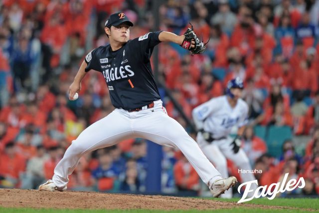 한화 문동주가 21일 대구삼성라이온즈파크에서 열린 ‘2025 신한 SOL 뱅크 KBO PS’ 삼성과 PO 3차전에 등판해 힘차게 공을 던지고 있다. 사진제공｜한화 이글스