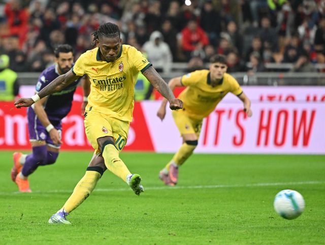 AC밀란 라파엘 레앙이 20일(한국시간) 피오렌티나와 홈경기 도중 슛을 하고 있다. AC밀란이 2-1로 이겼다. 밀라노(이탈리아) ｜신화뉴시스