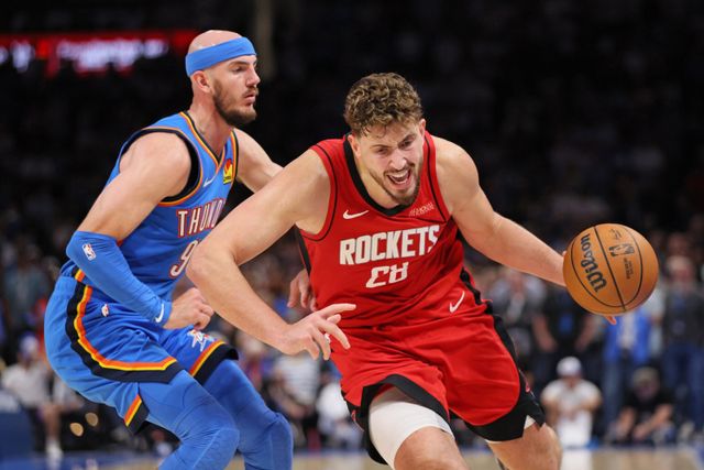 휴스턴 알프렌 센군(오른쪽)이 22일(한국시간) 페이콤센터에서 열린 오클라호마시티전 도중 알렉스 카루소의 수비를 피해 드리블 돌파를 시도하고 있다. 오클라호마시티(미 오클라호마주)｜AP뉴시스