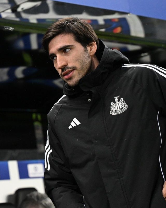 글로벌 스포츠 매체 ‘디 애슬레틱’은 22일(한국시간) “산드로 토날리가 뉴캐슬과 맺은 계약에는 알려지지 않았던 ‘비밀 조항’이 있었다. 겉으로는 2028년까지였던 계약이지만, 실제로는 2029년까지 자동 연장된 데다, 구단이 원하면 한 해 더 늘릴 수 있는 옵션까지 포함돼 있었다. 사실상 2030년까지 뉴캐슬 유니폼을 입을 수 있는 계약이다”고 밝혔다. 사진출처｜뉴캐슬 페이스북