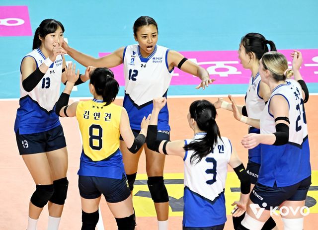 현대건설 선수들이 22일 인천삼산월드체육관에서 열린 V리그 여자부 원정경기에서 흥국생명을 상대로 점수를 뽑은 뒤 기뻐하고 있다. 사진제공｜KOVO