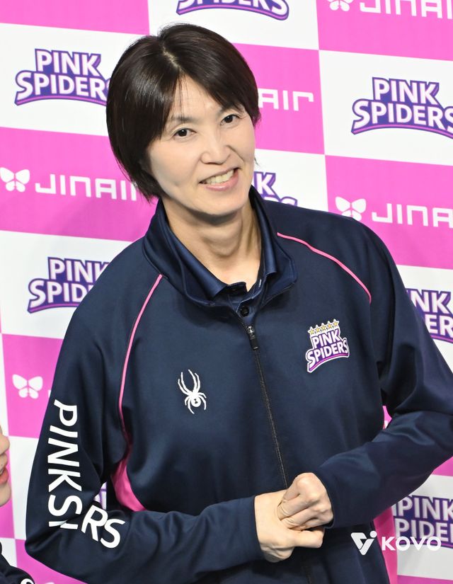 요시하라 토모코 흥국생명 감독이 22일 인천삼산월드체육관에서 열린 현대건설과 V리그 여자부 홈경기를 앞두고 미소짓고 있다. 사진제공｜KOVO