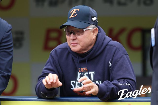 한화 김경문 감독이 21일 대구삼성라이온즈파크에서 열린 ‘2025 신한 SOL 뱅크 KBO PS’ 삼성과 PO 3차전을 앞두고 덕아웃에서 선수들의 훈련을 지켜보고 있다. 사진제공｜한화 이글스