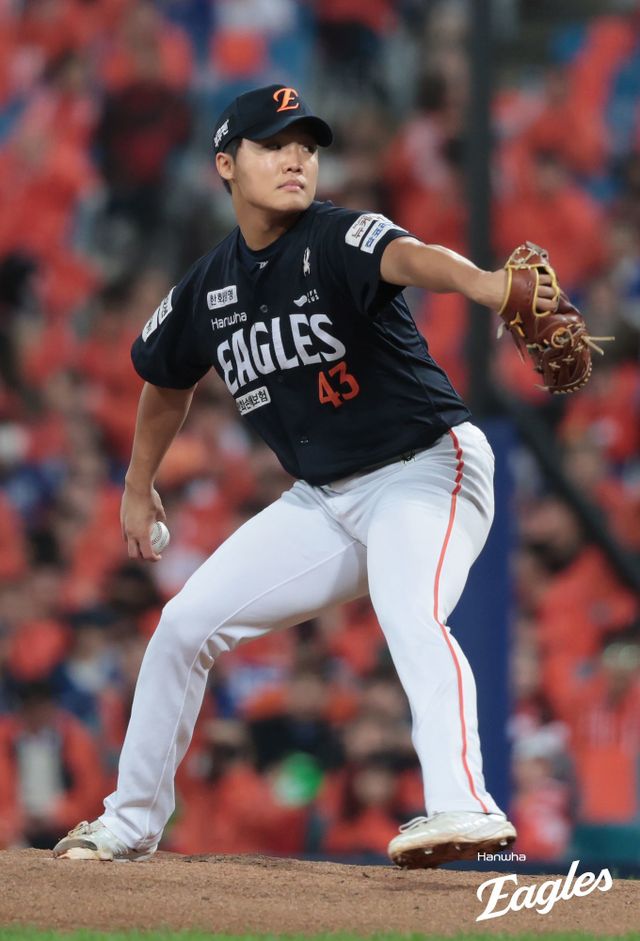 한화 정우주가 22일 대구삼성라이온즈파크에서 열린 ‘2025 신한 SOL 뱅크 KBO 포스트시즌(PS)’ 삼성과 PO 4차전에 선발등판해 힘차게 공을 던지고 있다. 사진제공｜한화 이글스