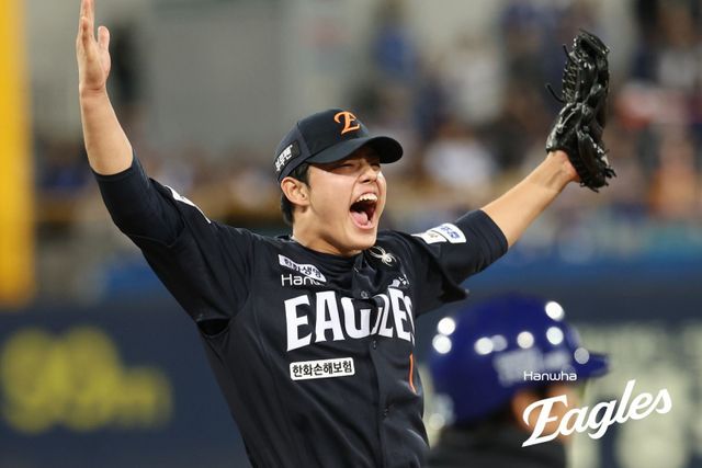 한화 문동주가 21일 대구삼성라이온즈파크에서 열린 ‘2025 신한 SOL 뱅크 KBO PS’ 삼성과 PO 3차전에서 팀의 5-4 승리를 확정한 뒤 포효하고 있다. 문동주는 PS 2경기에 나서 6이닝 무실점을 기록하며 평균자책점 0.00을 기록했다. 사진제공｜한화 이글스