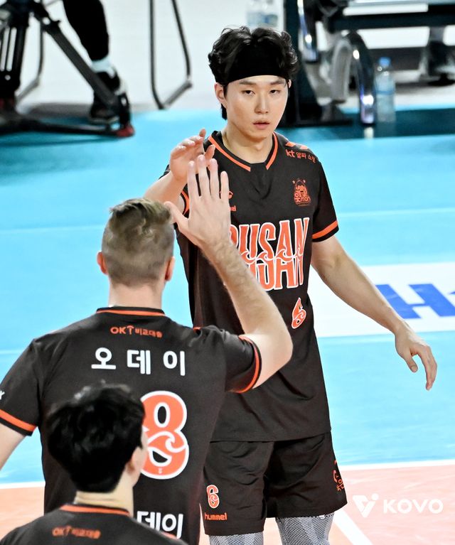 OK저축은행 베테랑 세터 이민규(오른쪽)가 21일 대전충무체육관에서 열린 삼성화재와 V리그 남자부 원정경기 도중 외국인 미들블로커 오데이와 손을 마주치고 있다. 사진제공｜KOVO