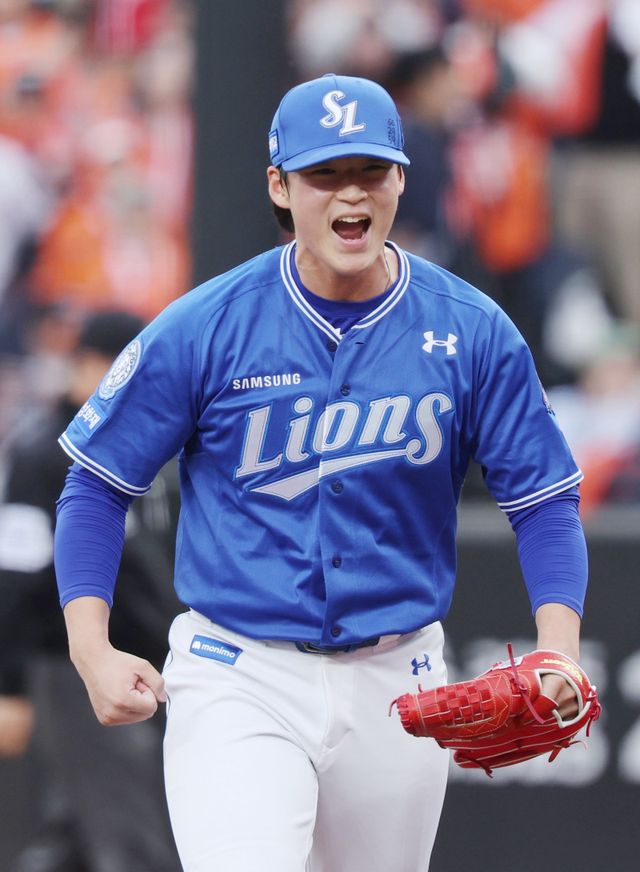 삼성 이호성은&nbsp;올해 PS 7경기에서 단 한 점도 내주지 않는 무결점 투구를 선보였다. 그는 “지금 내 모습이 머릿속에 그려왔던 가을야구의 모습”이라고 밝혔다. 19일&nbsp;한화와 PO 2차전서 이닝을 마무리한 뒤 포효하는 이호성. 뉴시스