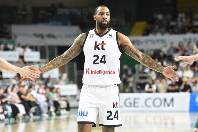 KT 데릭 윌리엄스는 1라운드 중반 포지션 교체에 나섰다. 스코어러가 아닌 스팟 업 슈터로 나서며 초반 부진에서 서서히 벗어나고 있다. 사진제공｜KBL