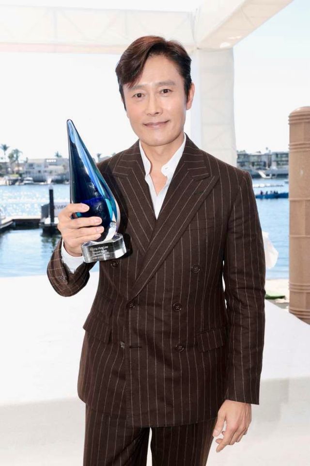 박찬욱 감독과 이병헌이 영화 ‘어쩔수가없다’로 뉴포트비치 필름 페스티벌에서 각각 글로벌 임팩트상과 아티스트 오브 디스팅션상을 수상하며 한국 영화의 위상을 다시 세웠다. 사진제공 | CJ ENM