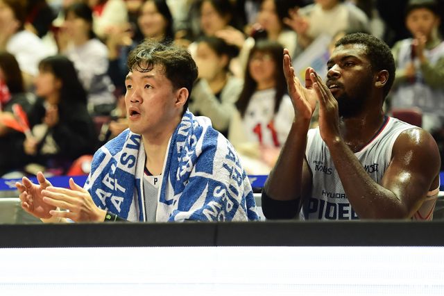 현대모비스 이승현(왼쪽)은 23일 잠실서 열린 서울 삼성과 원정경기에서 14득점, 10리바운드를 잡아내며 승률 5할 복귀를 이끌었다. 사진제공｜KBL