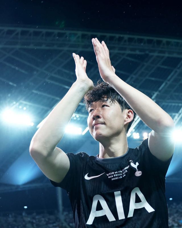 토트넘 주장 손흥민이 자신의 고별전이던 8월 3일 서울월드컵경기장에서 열린 뉴캐슬과 프리시즌 아시아투어 친선경기 도중 교체아웃되면서 팬들에 인사하며 눈물을 흘리고 있다. 사진출처｜토트넘 홋스퍼 페이스북