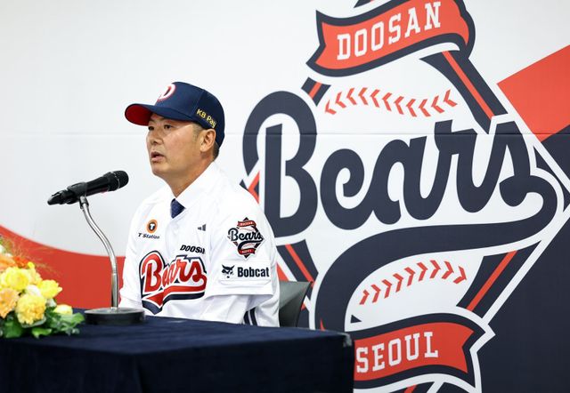 두산 김원형 감독이 23일 잠실구장 구내식당에서 취임식을 갖고 제12대 사령탑으로 힘찬 첫발을 뗐다. 기자회견에서 취재진의 질문에 답하고 있는 김 감독. 잠실｜뉴시스