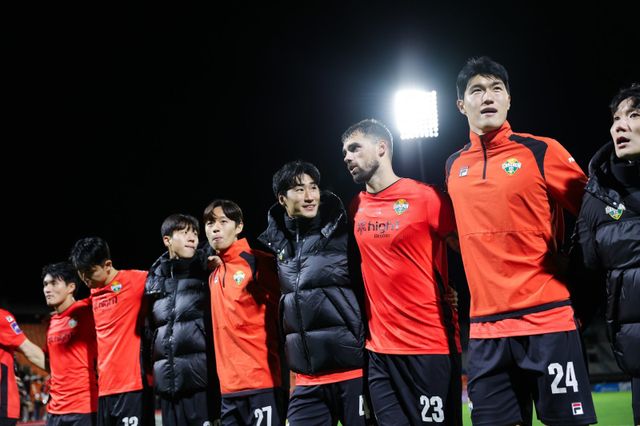 강원 선수들이 22일 춘천송암스포츠타운에서 열린 비셀 고베와 2025~2026시즌 ACLE 동아시아권역 리그스테이지 3차전을 4-3으로 이긴 뒤 어깨동무를 하고 기뻐하고 있다. 사진제공｜한국프로축구연맹