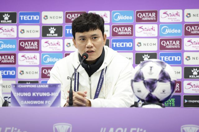 강원 정경호 감독이 22일 춘천송암스포츠타운에서 열린 비셀 고베와 2025~2026시즌 ACLE 동아시아권역 리그스테이지 3차전을 4-3으로 이긴 뒤 기자회견에서 취재진의 질문에 답하고 있다. 사진제공｜한국프로축구연맹