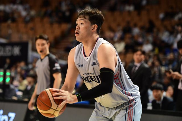 현대모비스 이승현은 23일 잠실서 열린 서울 삼성과 원정경기에서 14득점, 10리바운드를 잡아내며 승률 5할 복귀를 이끌었다. 사진제공｜KBL