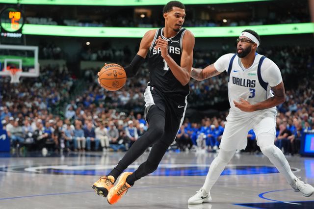 샌안토니오 빅토르 웸반야마(왼쪽)가 23일(한국시간) 아메리칸 에어라인스 센터에서 열린 댈러스와 원정경기에서 앤서니 데이비스를 상대로 돌파를 시도하고 있다. 댈러스(미 텍사스주)｜AP뉴시스