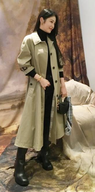 올가을 트렌치코트 하나면 충분하다. 단정하면서도 클래식한 분위기를 연출할 수 있어 시대를 불문하고 인기다. 사진출처 | 신예은 SNS