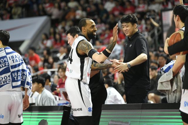 KT 데릭 윌리엄스(가운데)는 1라운드 중반 포지션 교체에 나섰다. 스코어러가 아닌 스팟 업 슈터로 나서며 초반 부진에서 서서히 벗어나고 있다. 사진제공｜KBL