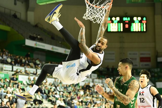 KT 데릭 윌리엄스(왼쪽)는 1라운드 중반 포지션 교체에 나섰다. 스코어러가 아닌 스팟 업 슈터로 나서며 초반 부진에서 서서히 벗어나고 있다. 사진제공｜KBL