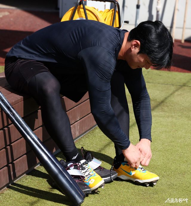 LG 오지환이 이천 LG챔피언스파크에서 열린 한국시리즈 대비 합숙 훈련 도중 스파이크 끈을 묶고 있다. 사진제공｜LG 트윈스