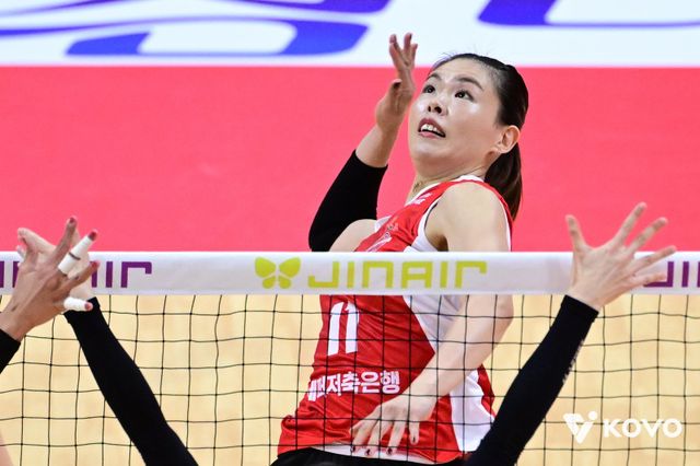페퍼저축은행 시마무라 하루요가 21일 광주페퍼스타디움에서 열린 한국도로공사와 2025~2026시즌 V리그 여자부&nbsp;개막전에서 스파이크를 날리고 있다. 그는 V리그 데뷔전인 이날 경기에서 19점과 공격 성공률 50.00%를 뽑았고, 블로킹과 유효 블로킹도 각각 3개와 10개를 기록하며 펄펄 날았다. 사진제공│KOVO