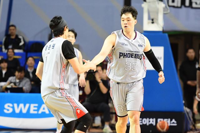 현대모비스 이승현(오른쪽)은 23일 잠실서 열린 서울 삼성과 원정경기에서 14득점, 10리바운드를 잡아내며 승률 5할 복귀를 이끌었다. 사진제공｜KBL