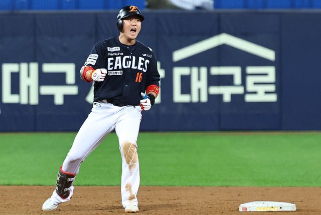 한화 하주석은 올해 PO에서 타율 0.438의 맹타를 휘두르고 있다. 올해 12월 결혼을 앞둔 예비 신부를 생각하며 더 독하게 마음을 먹었다. 21일 PO 3차전서 2루타를 쳐낸 뒤 환호하는 하주석. 뉴시스